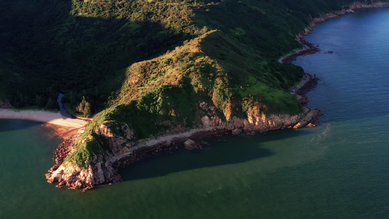 drone aéreo girando sobre la exuberante isla tropical de lantau