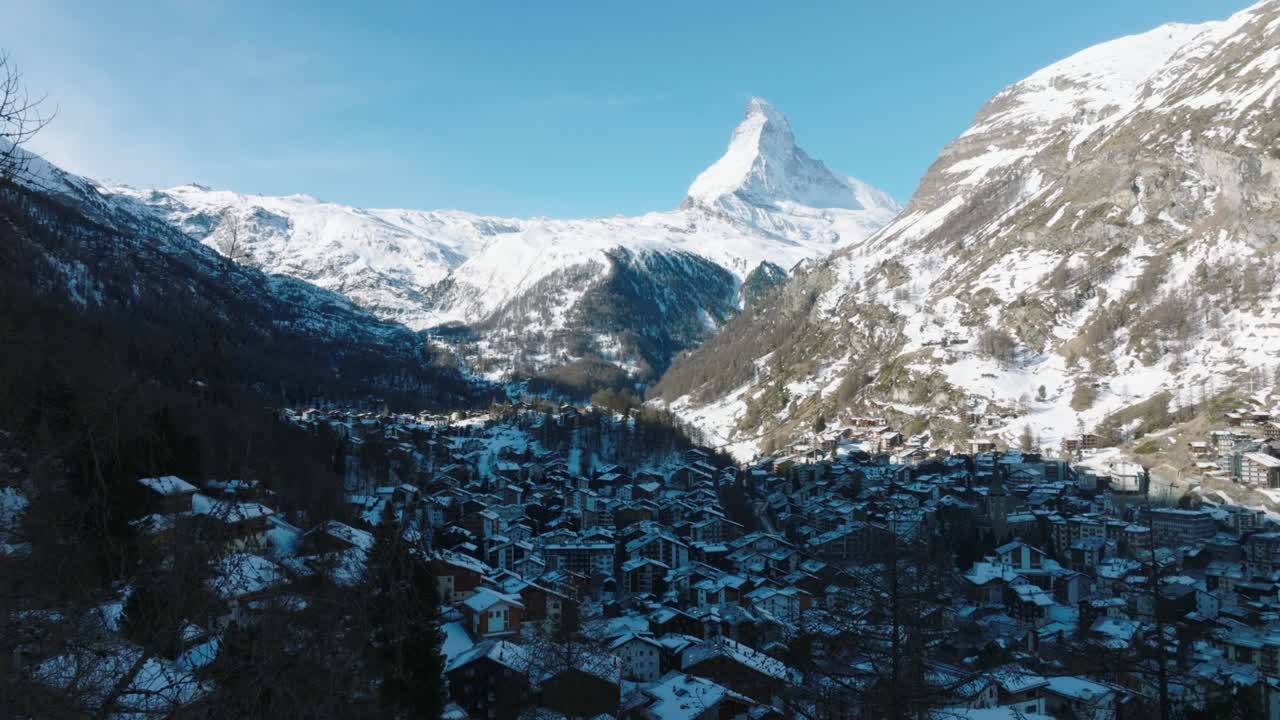vista aérea del valle de zermatt y el pico de matterhorn por la mañana