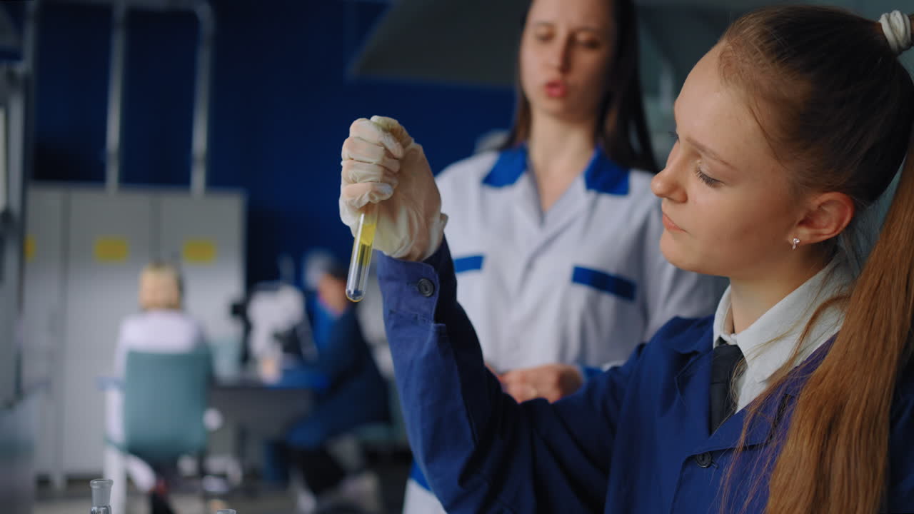 adolescente en un laboratorio de ciencias