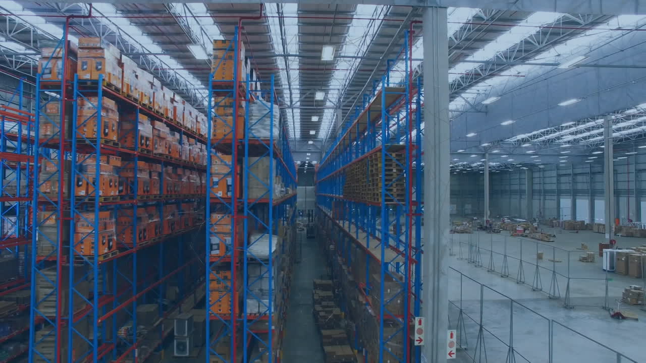 red de conexiones flotantes frente a la vista aérea del almacén