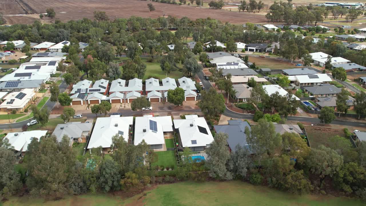 volar sobre los bosques de plata desde el campo de golf hasta la vivienda