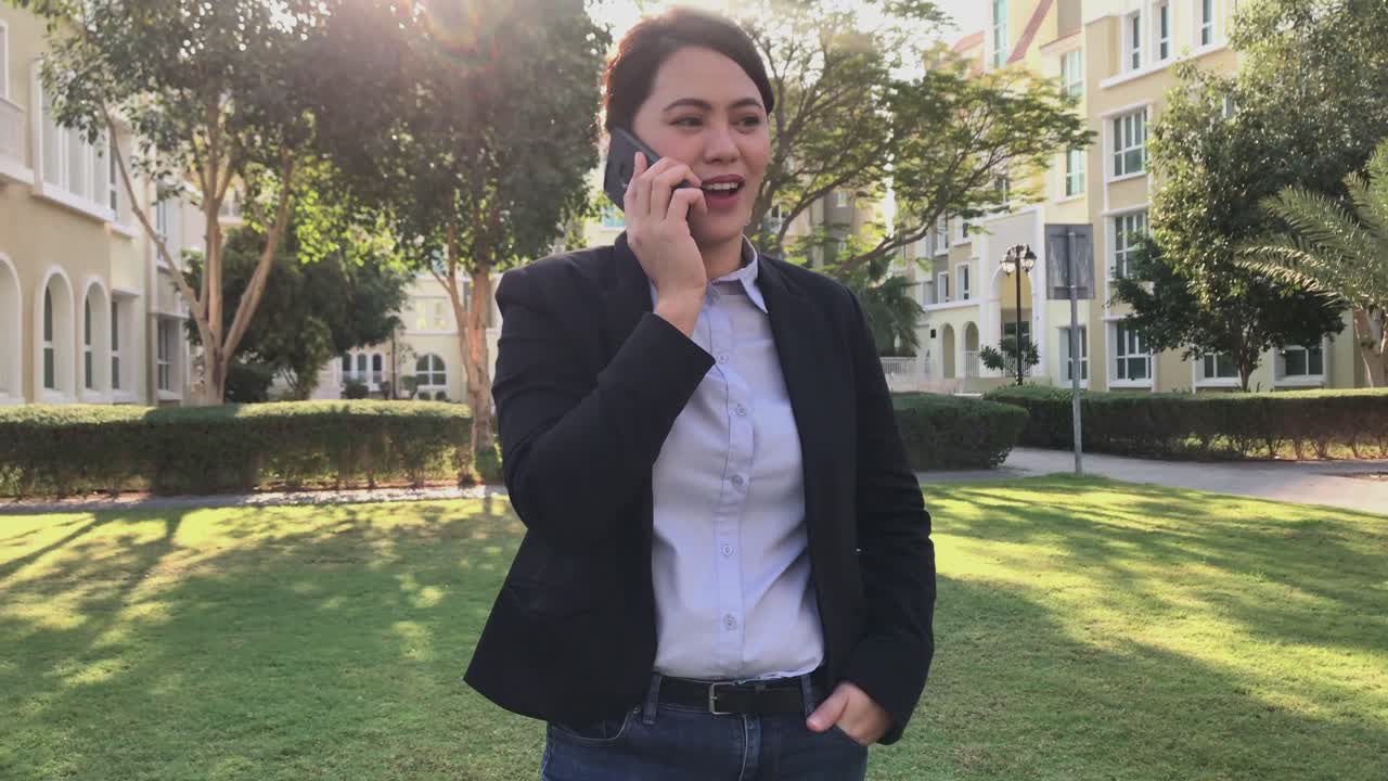 mujer que usa teléfono móvil con red 5g con atuendo corporativo de negocios