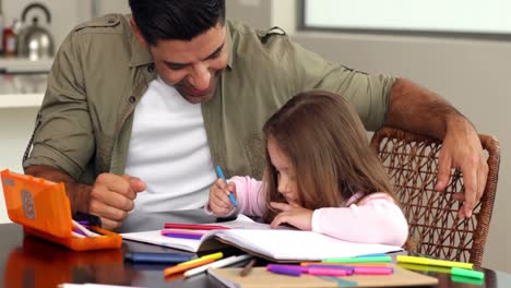 Kleines-Mädchen-Zeichnet-Mit-Ihrem-Vater-Am-Tisch