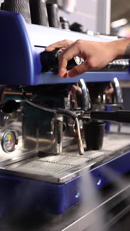 barista preparando el café