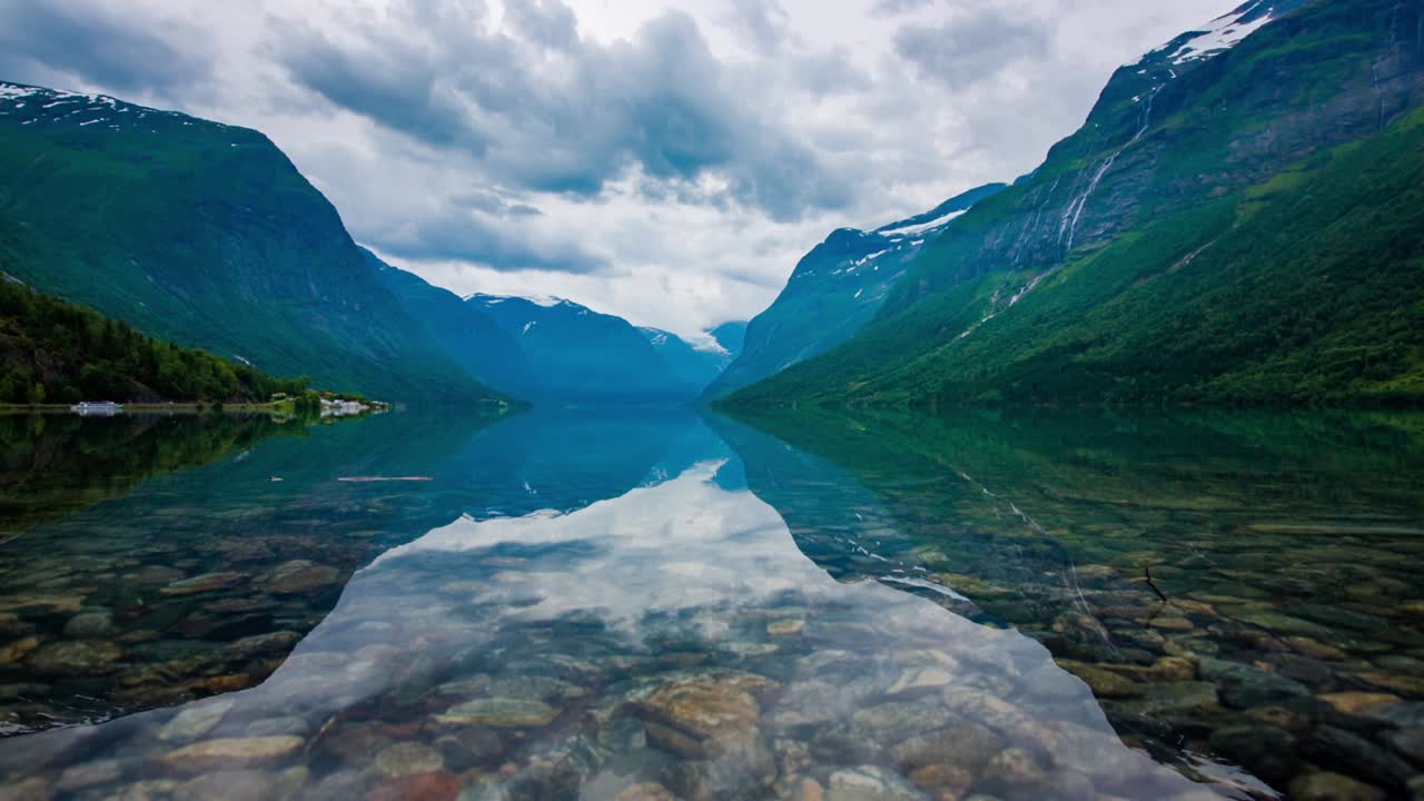 el lago lovatnet es una naturaleza hermosa de noruega.