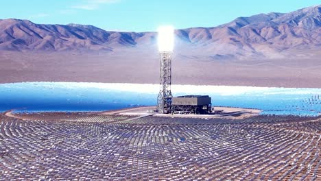 antena de la enorme instalación de energía solar ivanpah en el desierto de california, ee.uu.