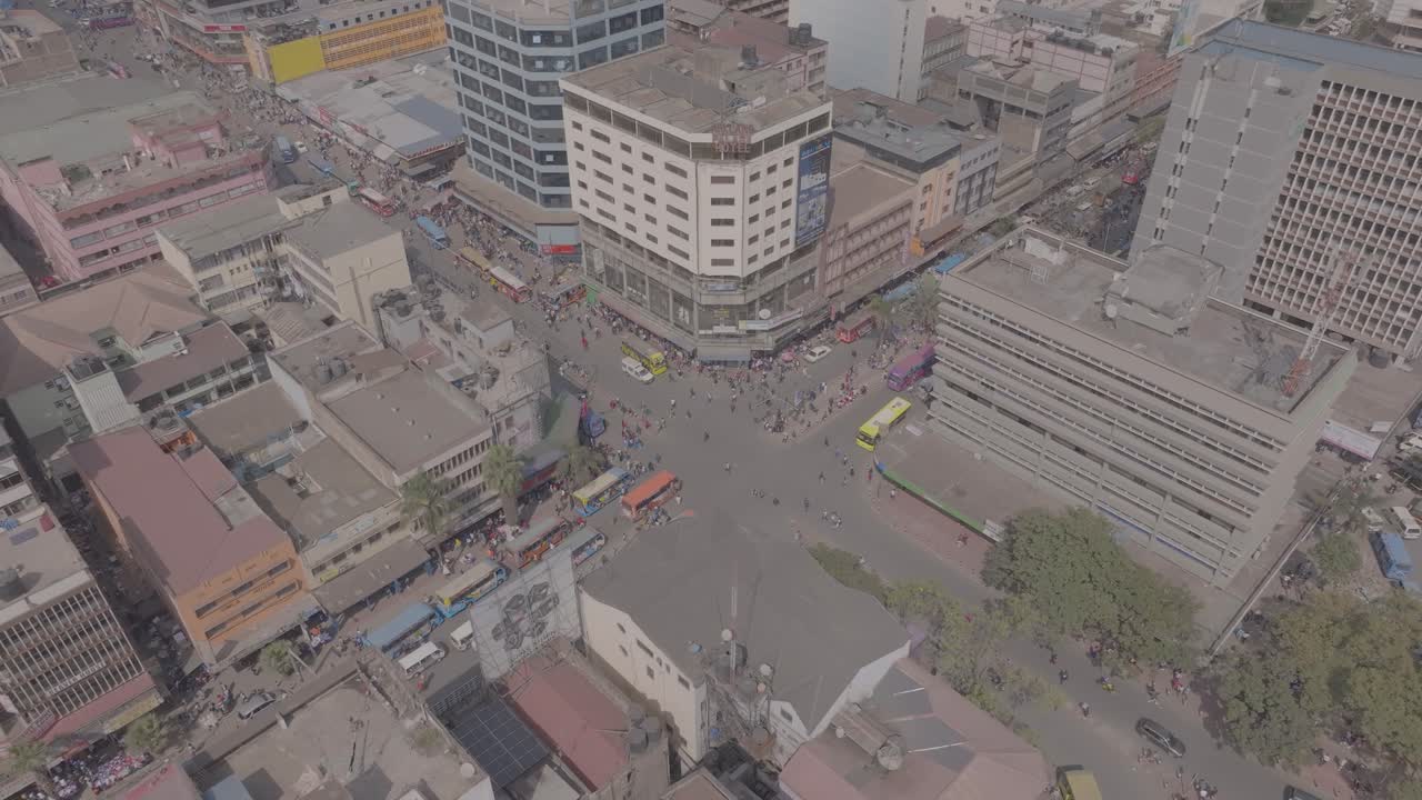 Tomada aérea com drone do distrito comercial central (CBD) da cidade de Nairobi, com pessoas e tráfego de veículos