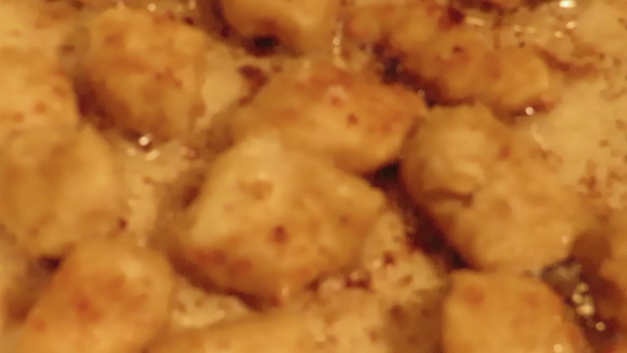 김판에서 김 고기를 조리하는 장면을 확대합니다.