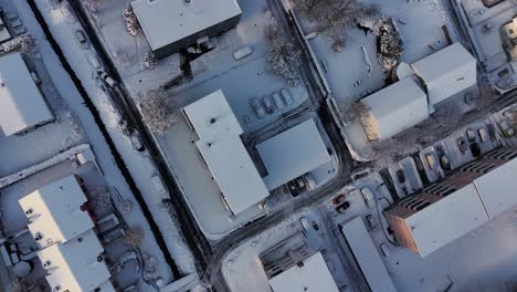 ríos y casas en la ciudad cubiertas de nieve espesa, aérea de arriba hacia abajo