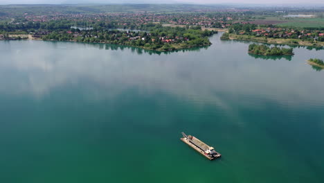 Fluyendo-El-Barco-Industrial-Lleno-De-Arena-Navegando-En-El-Agua