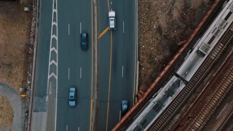 tomas flotantes, estáticas, de carreteras, automóviles y trenes en la ciudad de nueva york, día, drone 4k