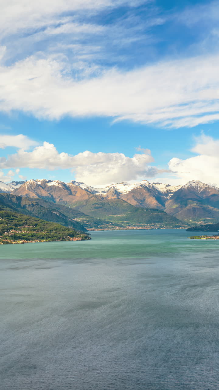 Panorama aereo laterale con drone del Lago di Como in Italia. Verticale