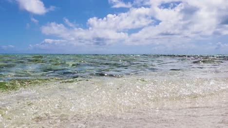 Wellen-Brechen-Am-Strand-Spritzer-Auf-Weißem-Sand,-Nahaufnahme-Meerwasser-Textur