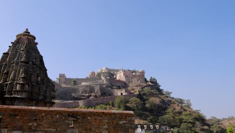 antigua cúpula del templo arquitectura única con vista del fuerte histórico en el día el video se toma en el fuerte de kumbhal kumbhalgarh rajasthan india
