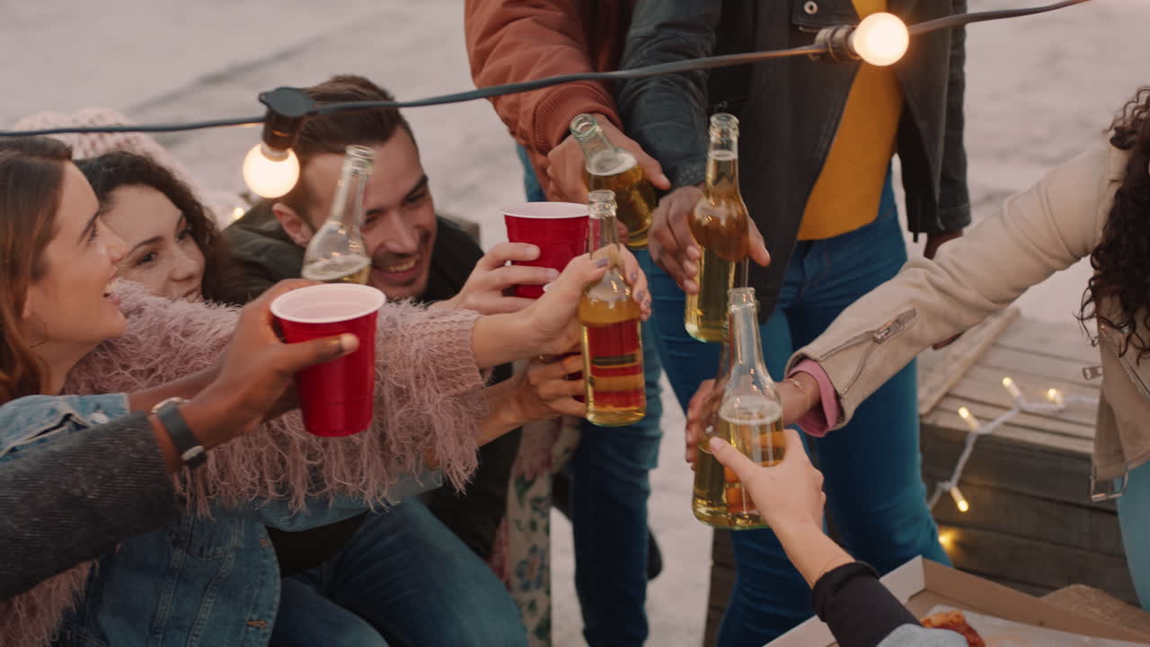 행복한 옥상 파티 친구들이 술을 마시고 토스트를 만들고 주말에 즐겁게 지내고 소파에 앉아서 대화를 나누고 해가 지는 것을 즐기고
