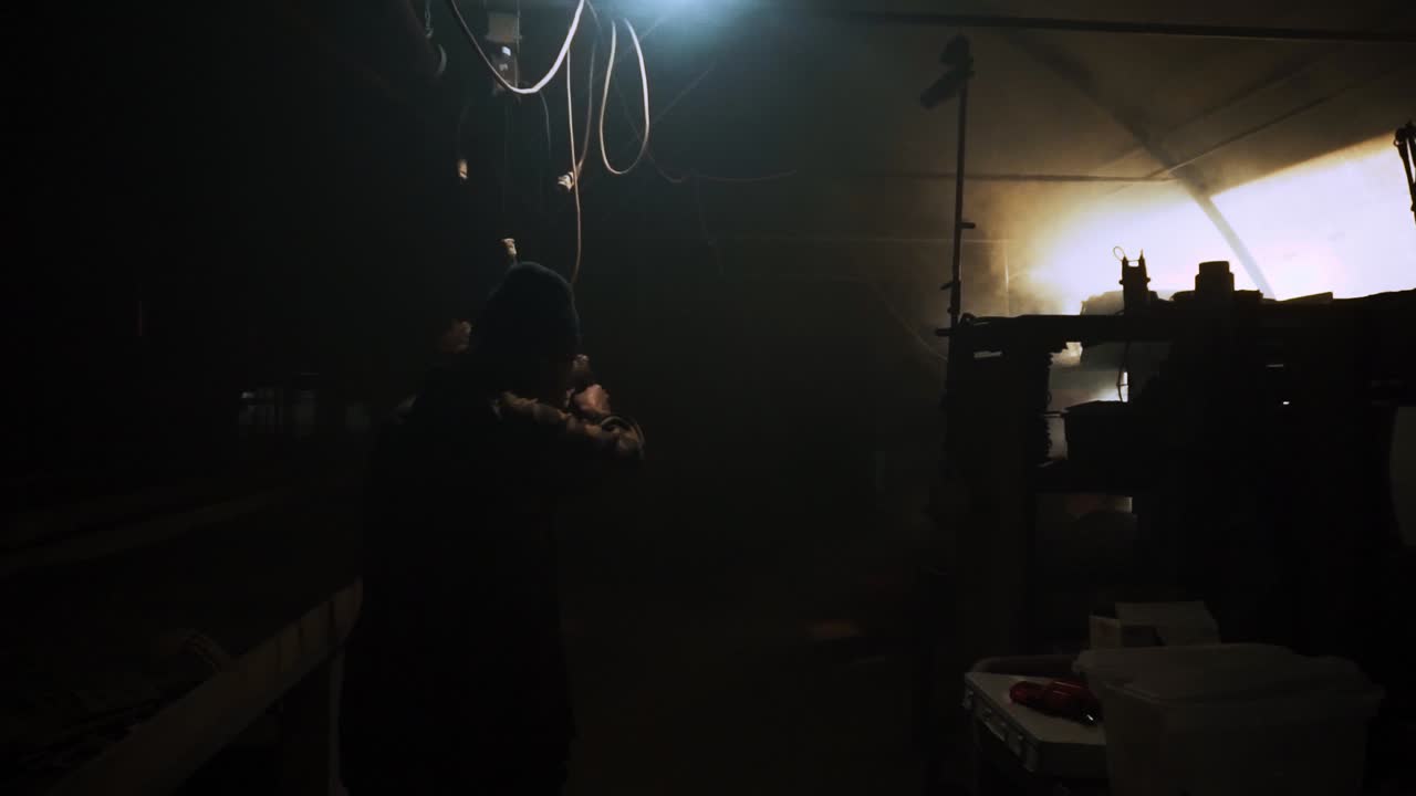 tipo caminando por la habitación con una pistola