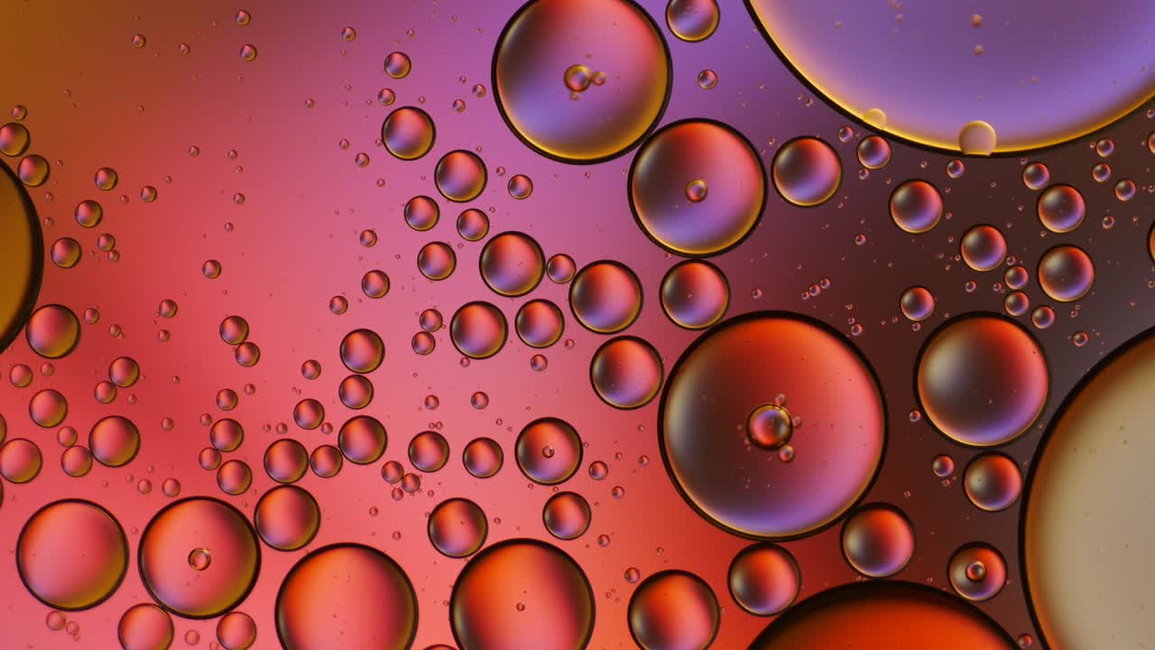 물 위에 떠다니는 기름방울의 다채로운 예술적.