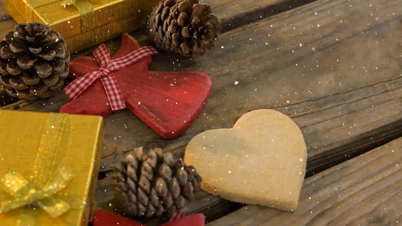 nieve cayendo con decoraciones de navidad