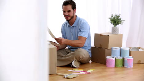 hombre atractivo eligiendo un color con una tabla de colores