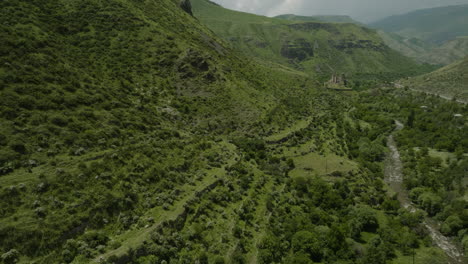 Landwirtschaftliche-Terrassen-An-Berghängen-Entlang-Des-Paravani-flusses-Mit-Der-Festung-Khertvisi-In-Der-Ferne