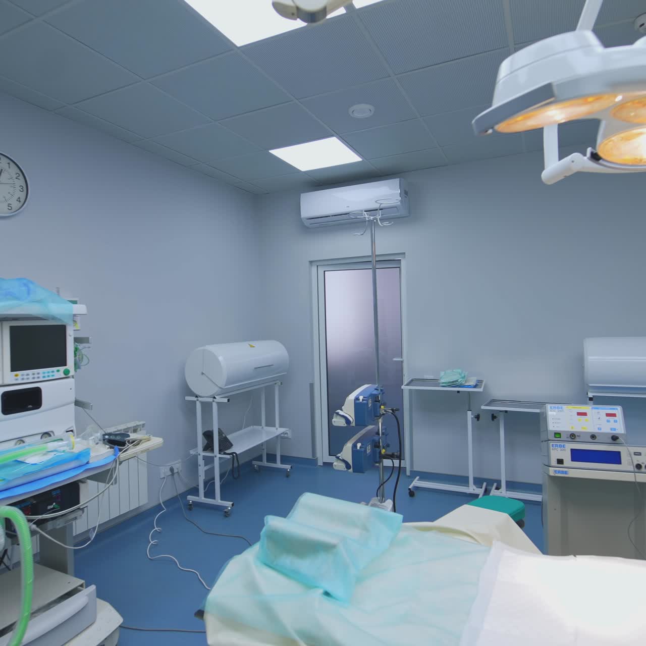 Quirófano con equipo moderno. Sala de operaciones vacía y sin personal en un hospital.
