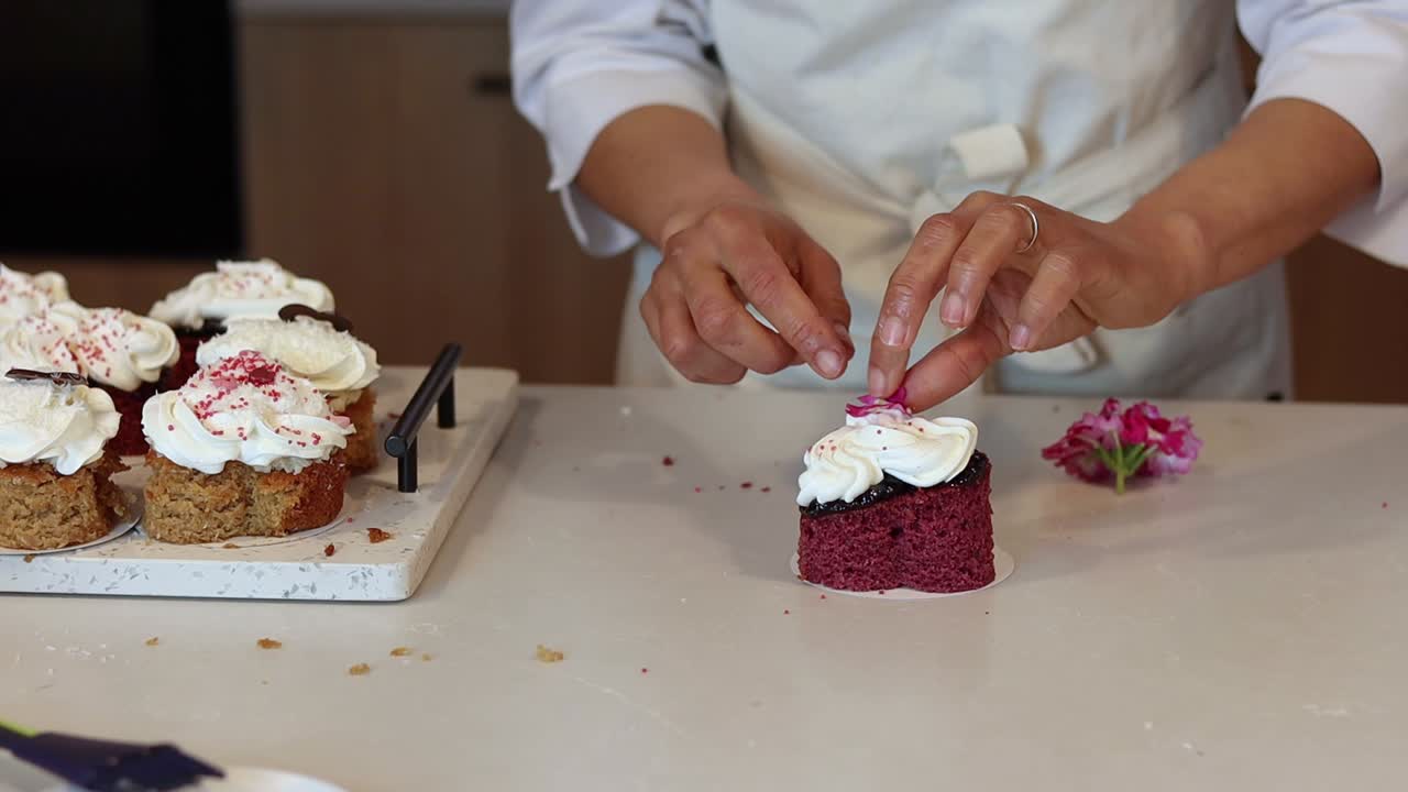 꽃 으로 케이크 를 장식 하는 인식 할 수 없는 베이커