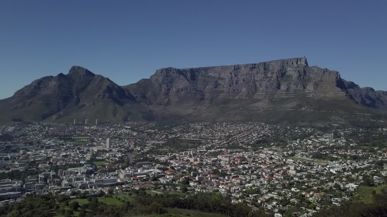Table Mountain, Cape Town on a sunny summer’s day