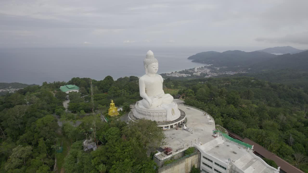 большой будда пхукет воздушный вид облачное утро таиланд