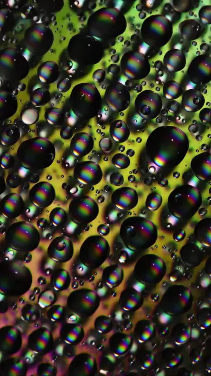 Gocce d'acqua vibranti con effetti di luce arcobaleno cangianti