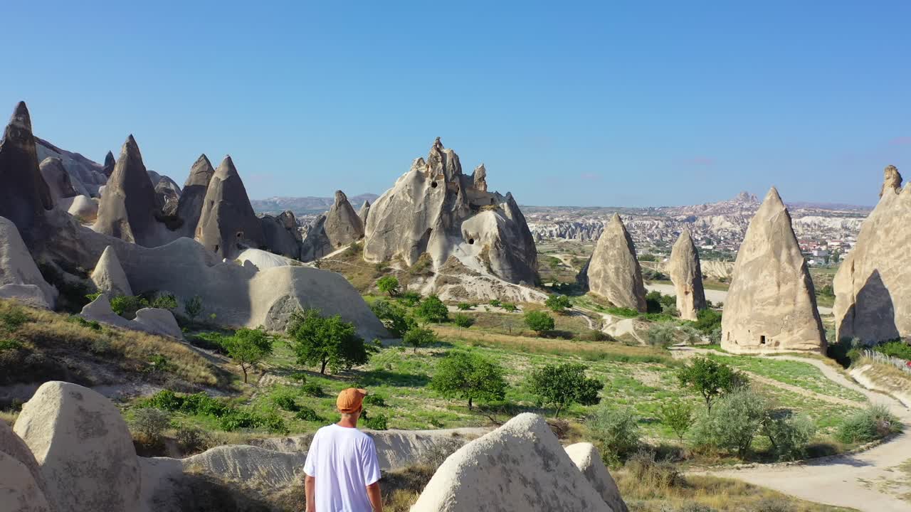카파도키아 요정 굴뚝을 바라보는 남성 여행자, 공중 공개