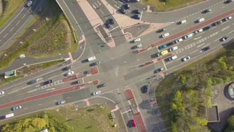 Vista-Aérea-De-Pájaros-Vista-De-Drones-De-Un-Cruce-De-Intersección-Ocupado-Con-Muchos-Automóviles-Y-Tráfico-Durante-La-Hora-Pico