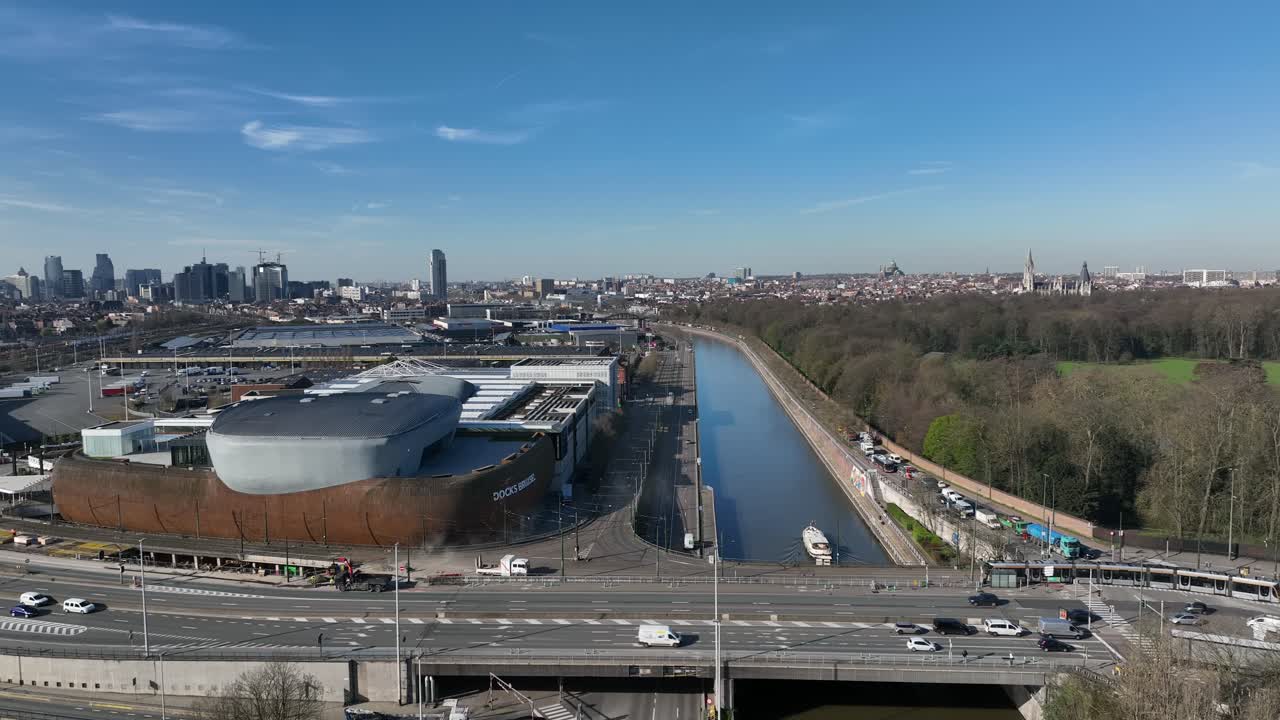 Vista aerea fissa con telecamera di architettura moderna con canale e paesaggio urbano a Bruxelles, Belgio, in una giornata limpida e soleggiata