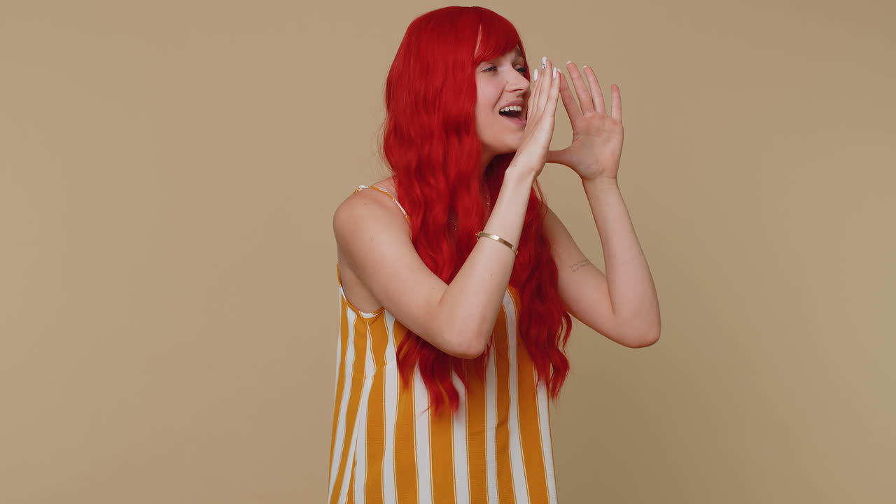 표현적 인 소녀는 입 근처에 손을 들고 큰 소리로 비명을 지르고, 소리 지르고, 할인 판매를 발표합니다.