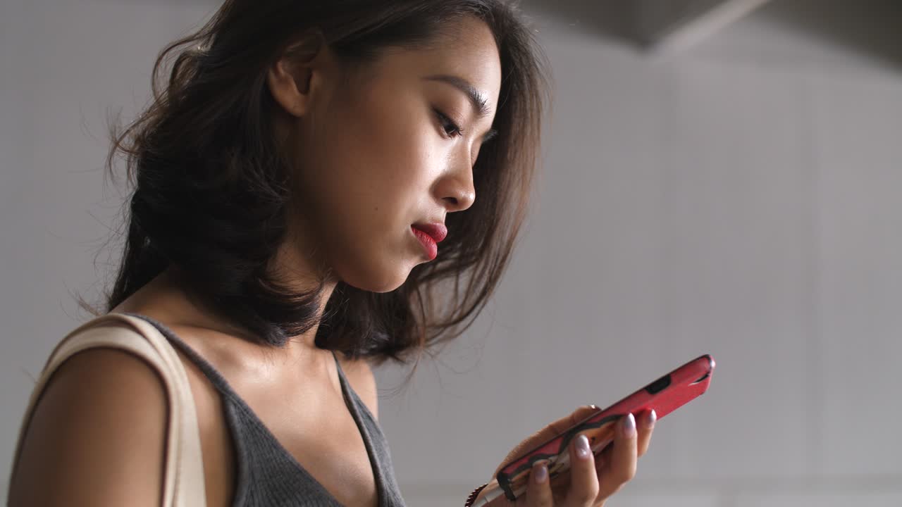 행복한 여성이 드폰을 사용합니다.