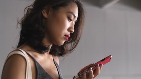 행복한 여성이 드폰을 사용합니다.
