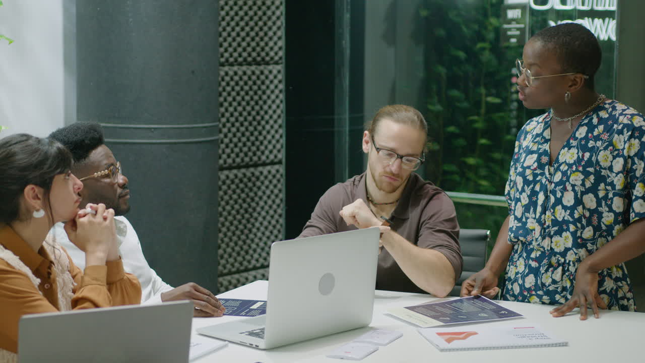 equipo de negocios teniendo una reunión en la sala de trabajo