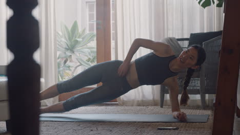 Mujer-Asiática-Sana-Haciendo-Ejercicio-En-Casa-Practicando-Plancha-Lateral-En-La-Sala-De-Estar-Disfrutando-Del-Ejercicio-Físico-Matutino