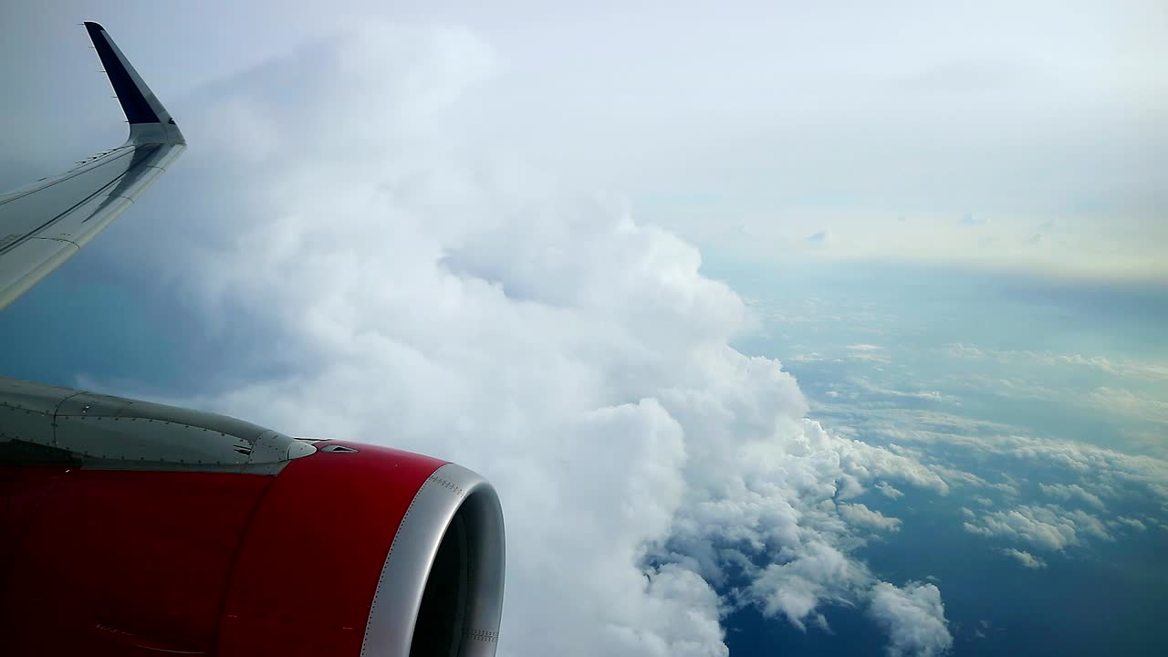 Ketenangan langit, pemandangan dari jendela pesawat.