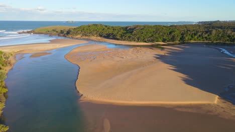 luchtfoto van mensen bij sandy moonee creek met panorama van strand en green bluff landtong - moonee beach in nsw, australië