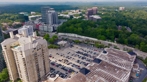 Distrito-De-Buckhead-Con-Torre,-Aparcamiento-Y-Autopista-Muy-Transitada