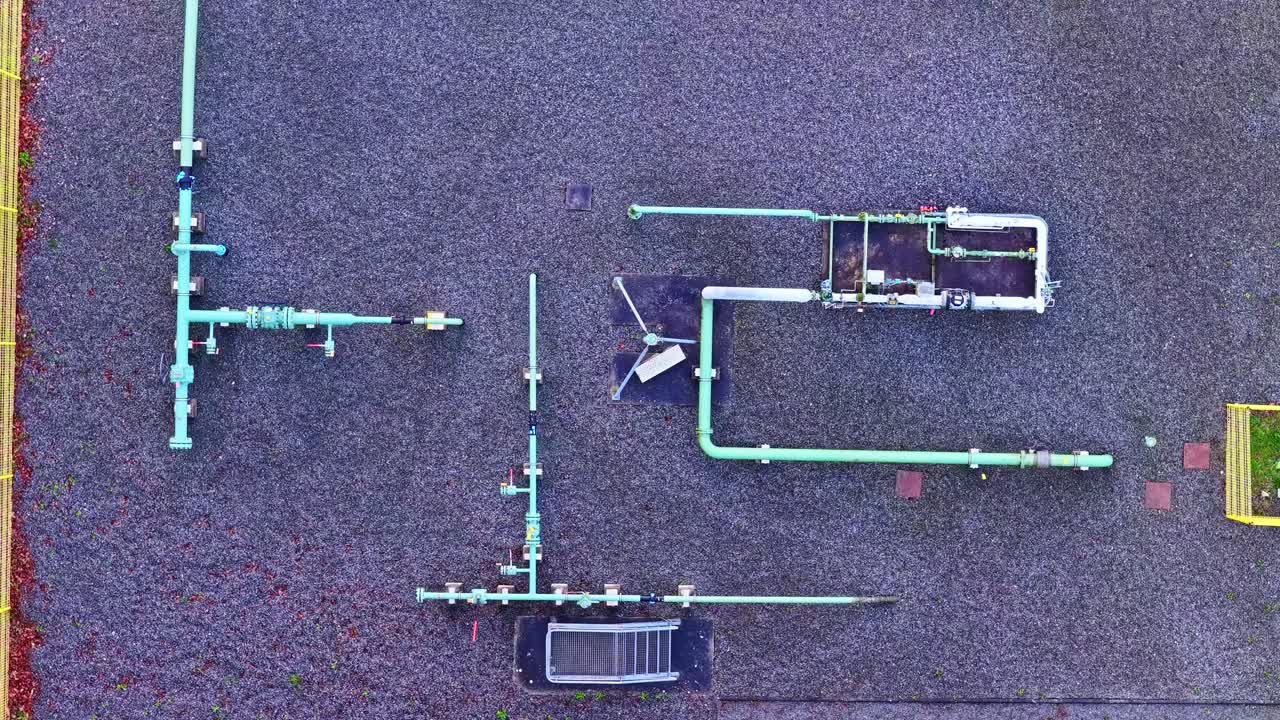 Ripresa aerea con drone di tubi industriali, raccordi e gruppi di valvole su un tetto - architettura lettone
