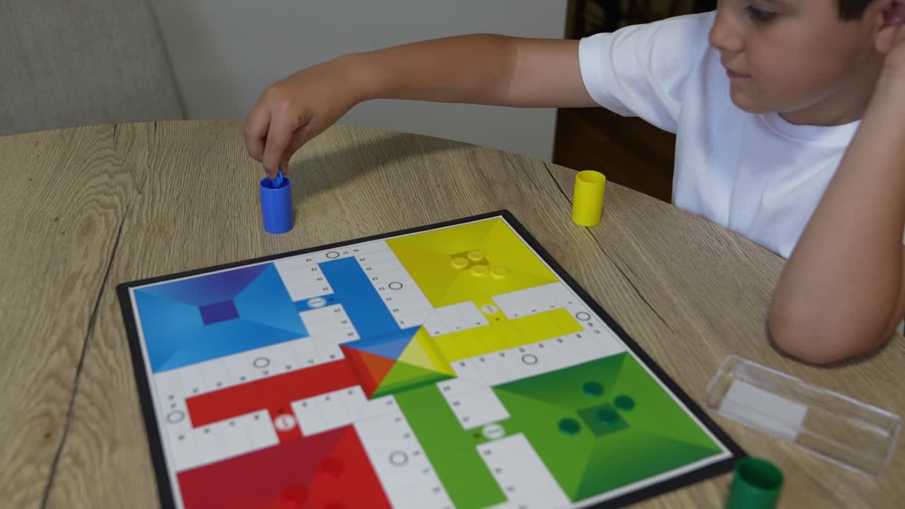 Bambino che gioca a Ludo