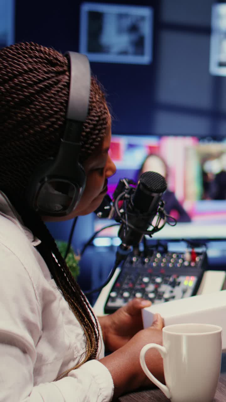 Video dọc Người có sức ảnh hưởng đang thu podcast với khách mời, mở hộp công nghệ và đánh giá nó