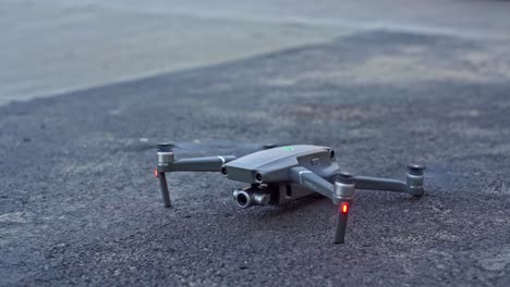 dron de cuatro rotores despegando del suelo -primer plano