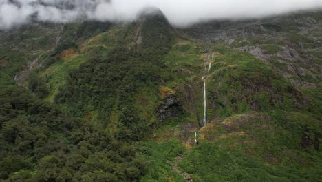 Hermosa-Cascada-De-Alta-Montaña-En-El-Parque-Nacional-De-Fiordland,-Nueva-Zelanda---Drone