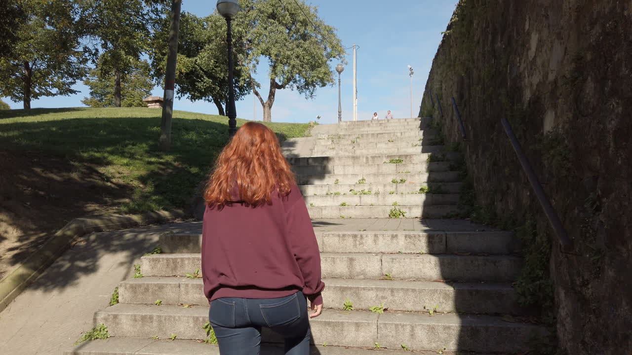 공원 에서 계단 을 올라가는 여자