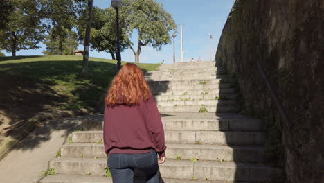 una mujer subiendo las escaleras en un parque.