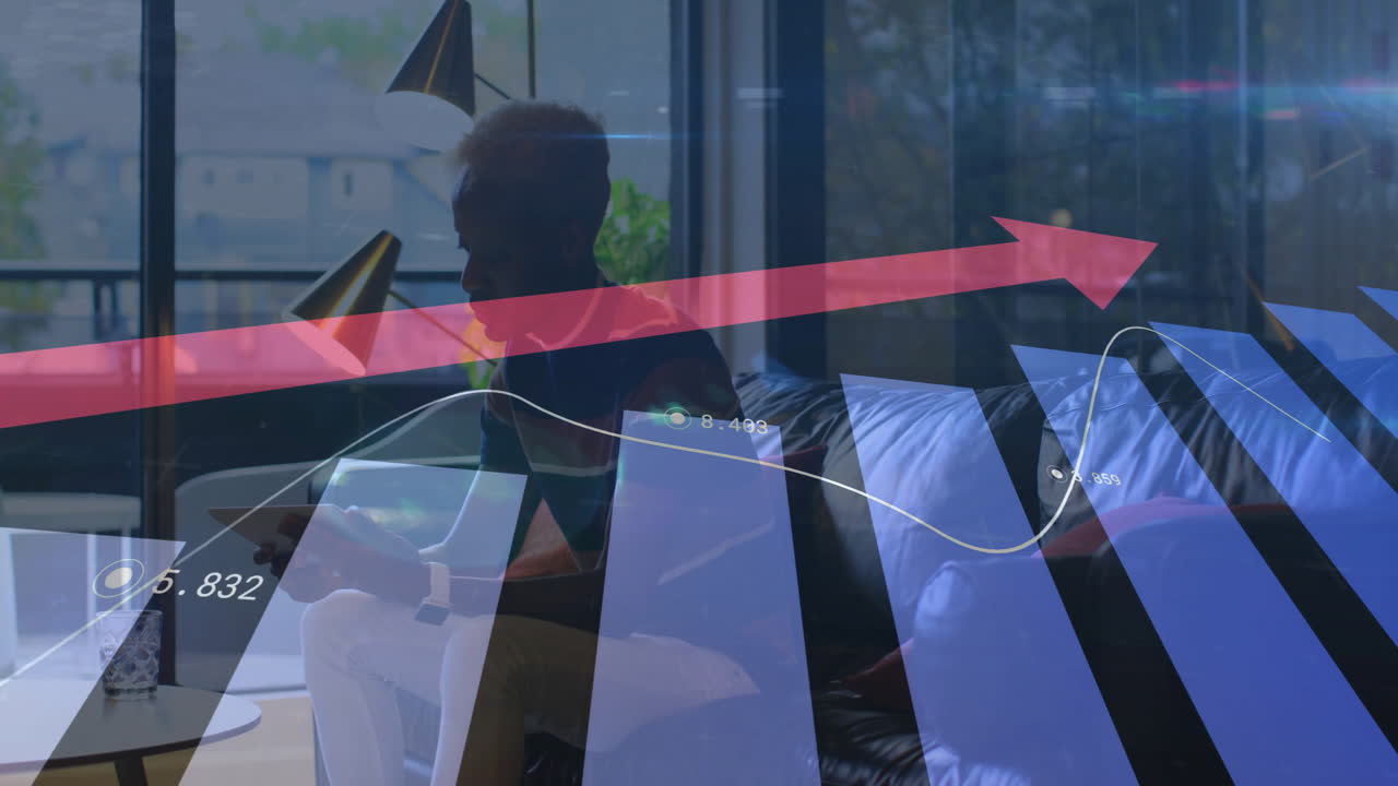 animación del procesamiento de datos financieros sobre un hombre afroamericano que usa una tableta