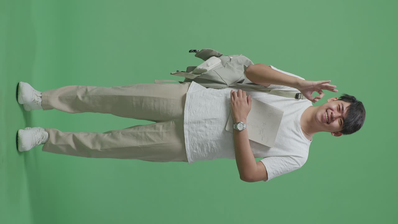 배과 책을 가진 학생