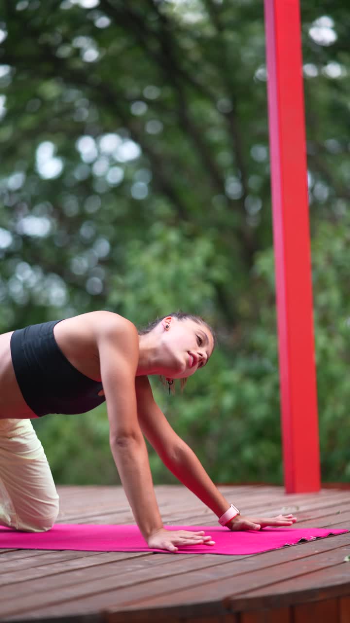 야외에서 요가를 연습하는 젊은 여성